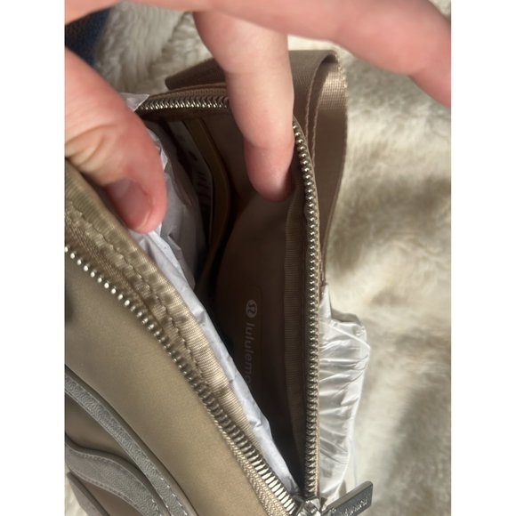 Lululemon everywhere belt bag trench/white opal - Picture 3 of 3